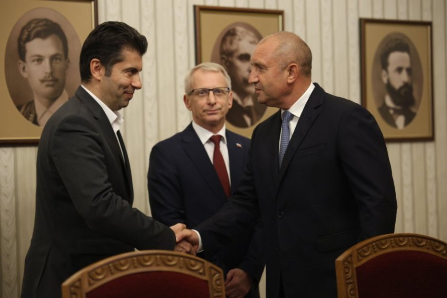 КРЪГЛА НУЛА! Каква партия ще прави Радев, след като всичките му политически проекти се провалиха с гръм и трясък?!