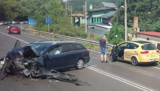 ИЗВЪНРЕДНО! Тежка катастрофа на входа на София - смачкан автомобил препречи движението