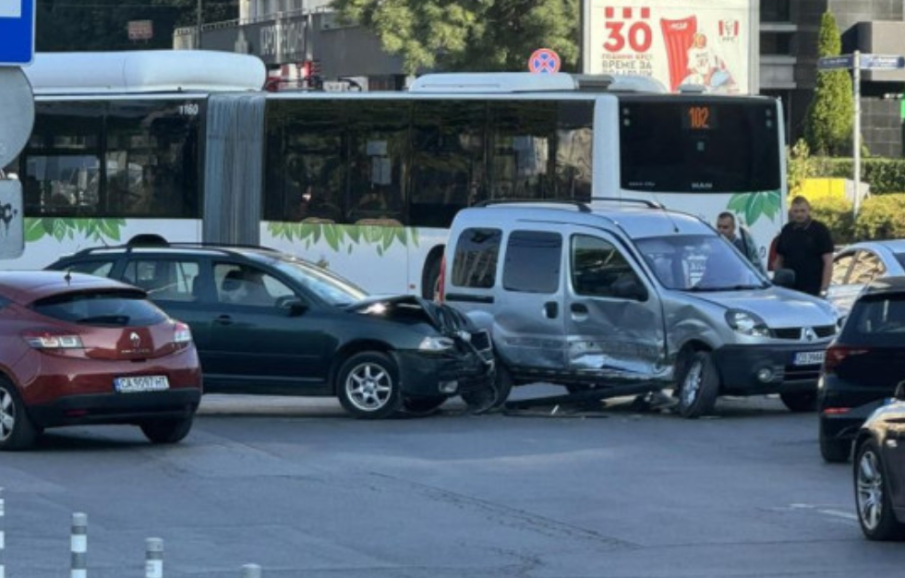 Две коли се помляха на оживен столичен булевард