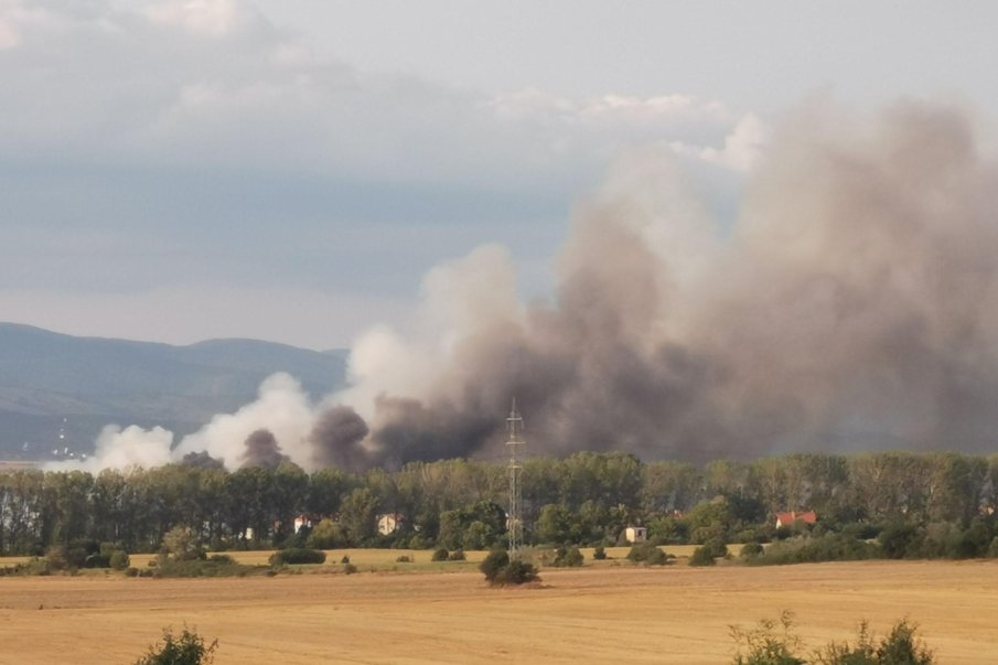 Все още не е потушен окончателно пожарът в складовете край Елин Пелин