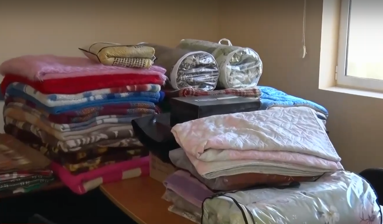 ДАРЕНИЕ: Стоки за бита и продукти получиха пострадалите от пожарите във Воден и Крайново