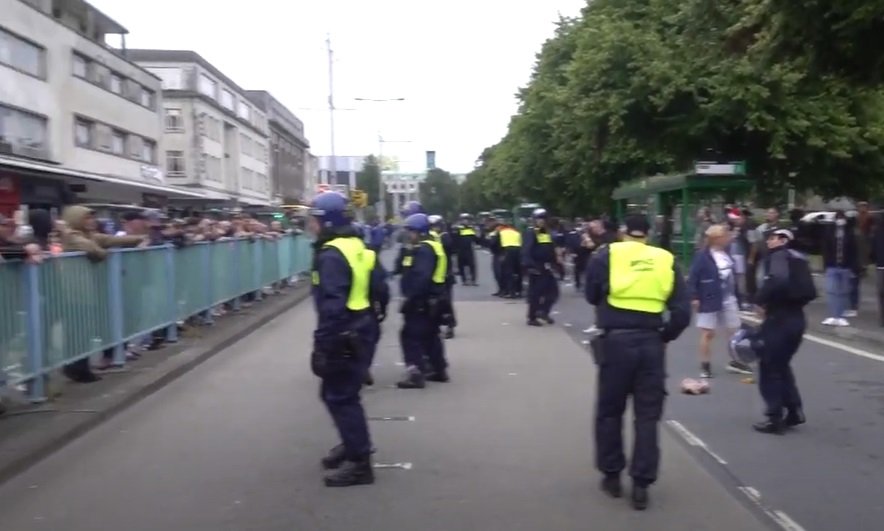 Размириците във Великобритания: Протестиращи замерят полицаи с бомби и камъни