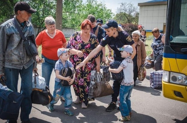 Украйна евакуира деца и родителите им от няколко града