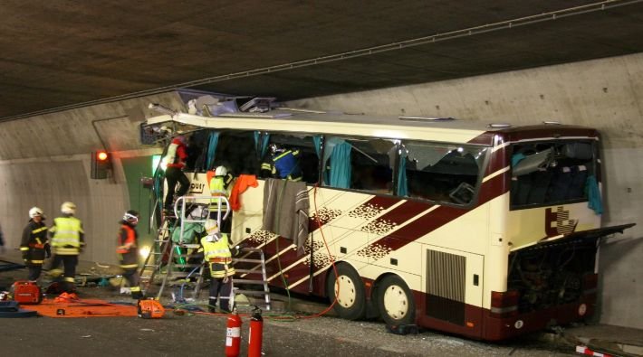 УЖАСНА ТРАГЕДИЯ! Автобус се блъсна в колона под мост, 11 загинаха