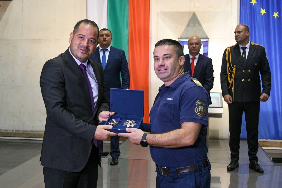 Министър Стоянов награди героите от огнения ад (СНИМКИ)