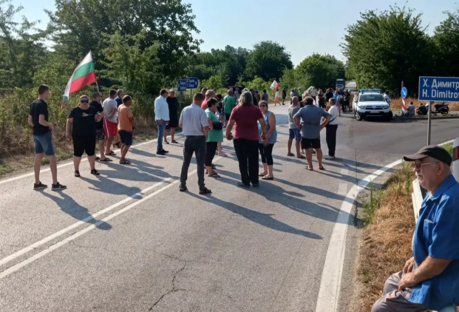 БЕЗВОДИЕ: Жителите на четири села отново блокираха пътя Плевен - Русе