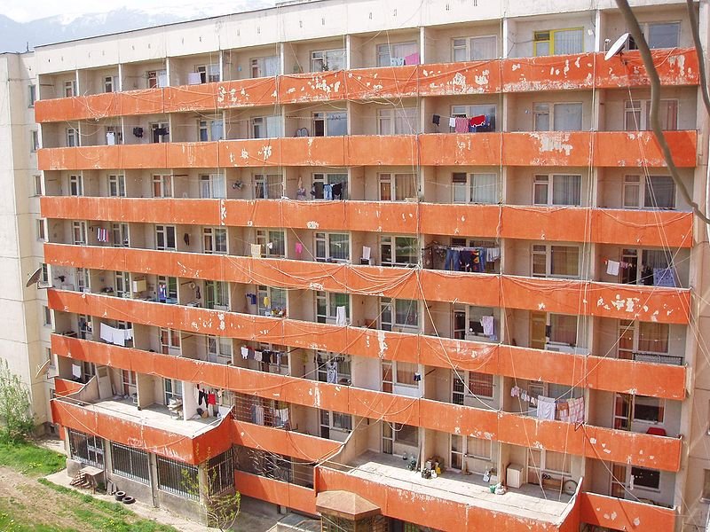 НА УЛИЦАТА: Университетски преподаватели и учени от БАН остават без дом