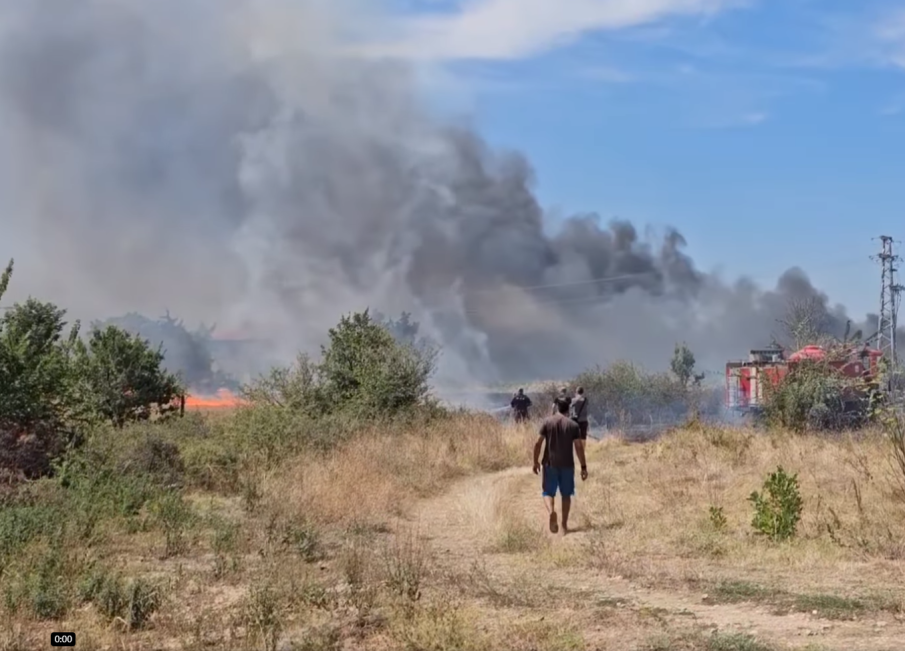 Голям пожар затвори пътя между Хасково и Димитровград (ВИДЕО)