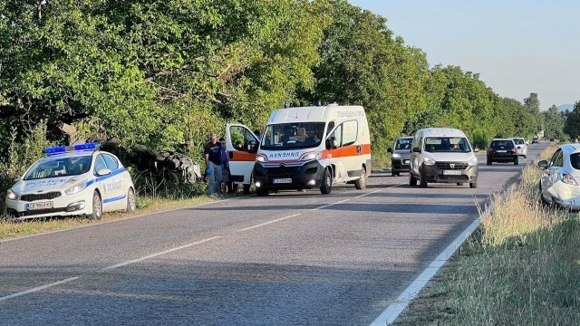 Кола и камион се помляха край Златна Панега, жена е с опасност за живота