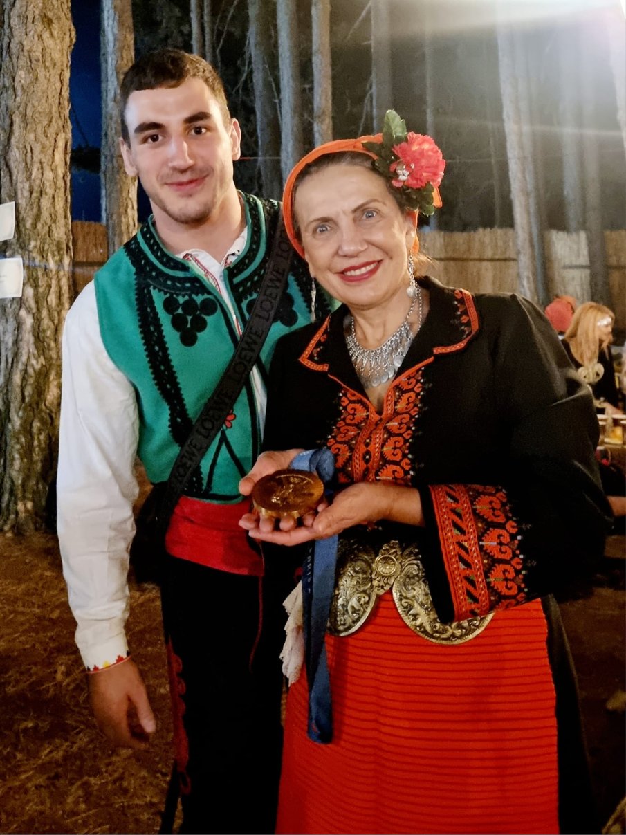 Шампионът Новиков облече българска носия на фестивала в Жеравна (СНИМКИ)