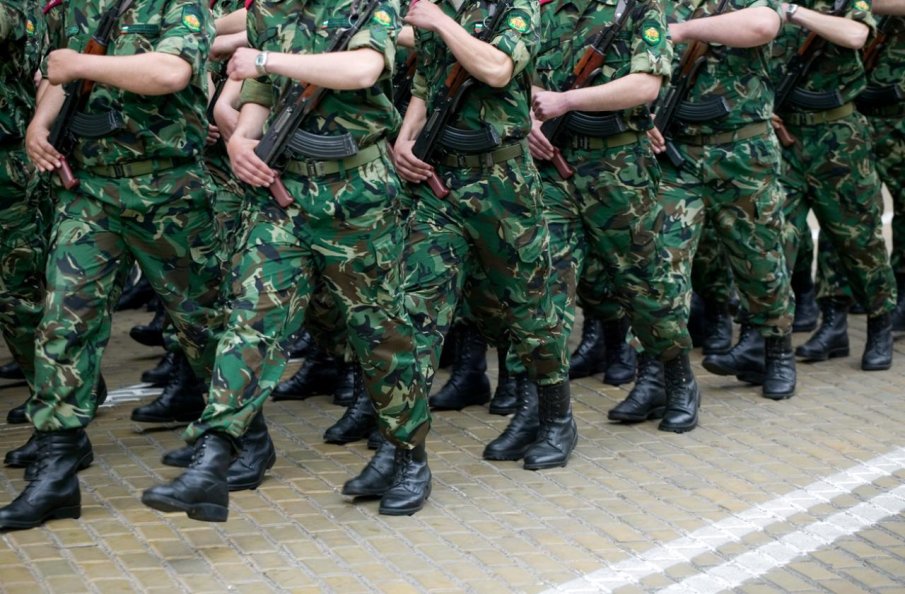 Търсят се близо 300 войници у нас, стартовата заплата е 2300 лв.