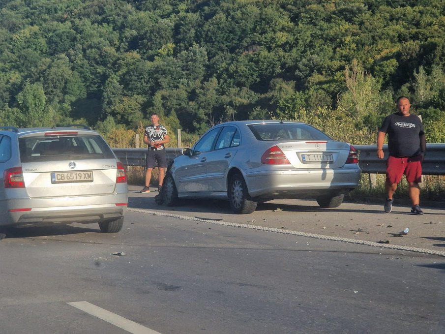 Две коли се удариха на Околовръстното в София, затруднено е преминаването в района