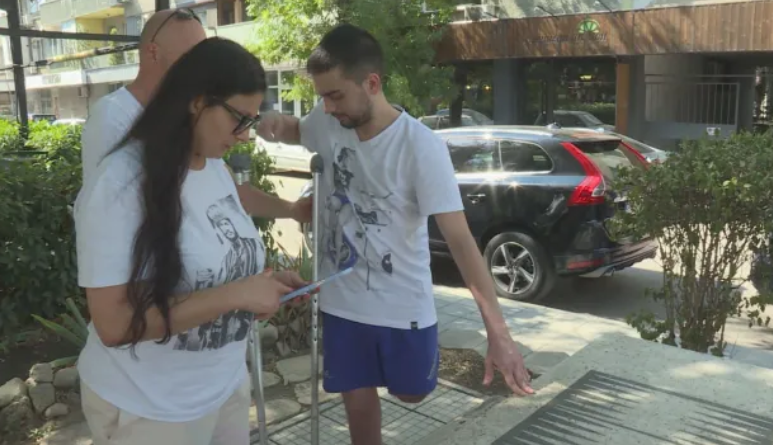 С натрошен таз и ампутиран крак: 22-годишният Емануел се нуждае от помощ, за да проходи отново