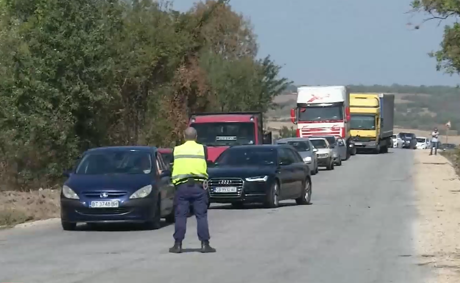 Свищовски села организираха пътна блокада заради безводието