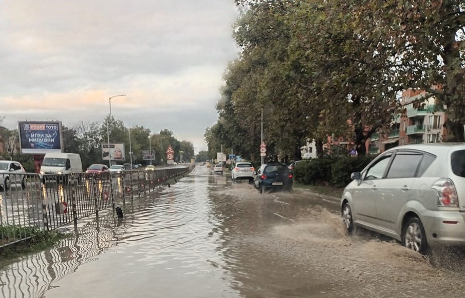 БЕДСТВИЕ: Потоп се изля над Варна, улици и булеварди под вода (ВИДЕО)