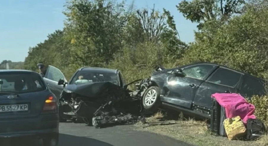 Тежка катастрофа с три коли затвори пътя Пещера-Пазарджик