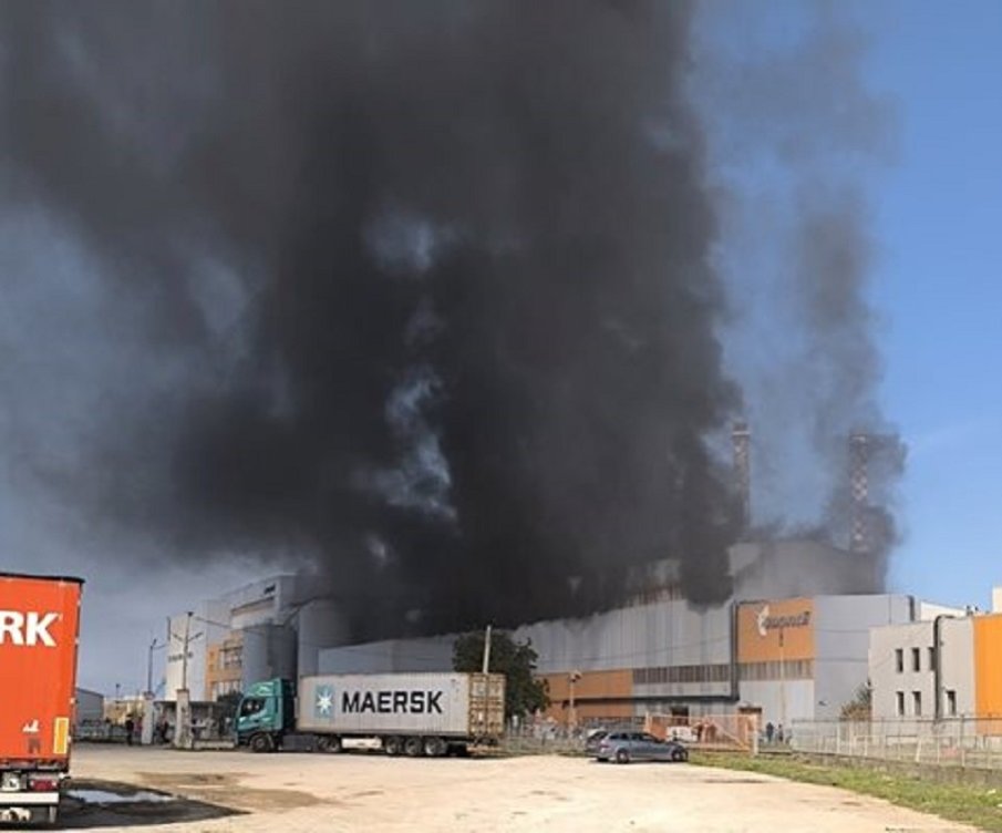 СТИХИЯ: Голям пожар в завода за хартия в Стамболийски (СНИМКИ)