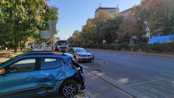 Комунален камион размаза две коли в Пловдив