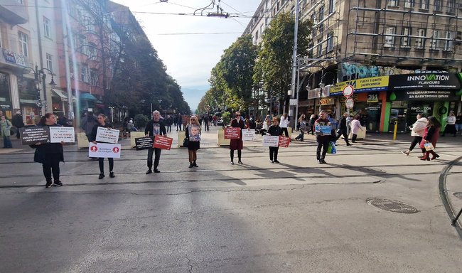 Граждани се събраха пред Съдебната палата с искане за справедлив процес за смъртта на 15-годишния Филип Арсов