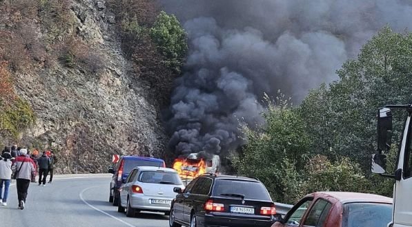 АД НА ПЪТЯ! Микробус се запали край Велинград, неизвестна е съдбата на пътуващите