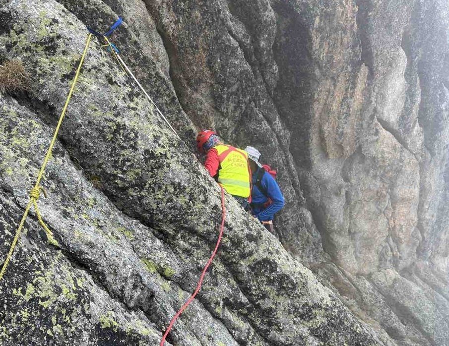Спасиха турист на косъм от падане от скала в Пирин