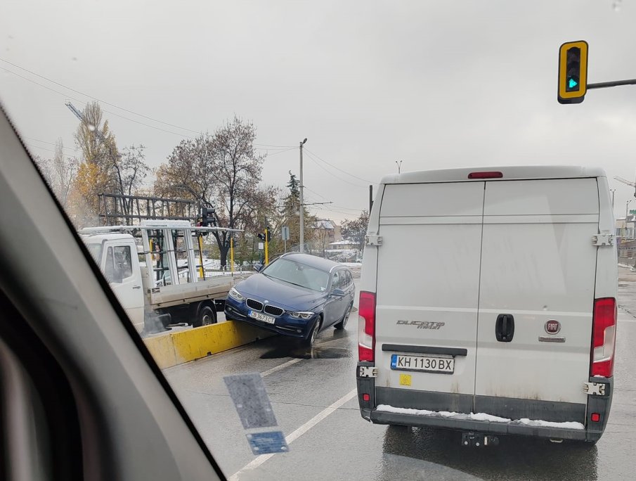 БМВ кацна върху бетонните ограждения на булевард „Никола Мушанов“