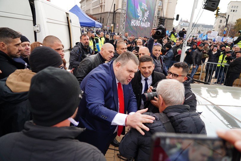 ГОРЕЩО В ПИК: Пеевски отърва от сакатлък фоторепортер на протеста (СНИМКИ/ВИДЕО)