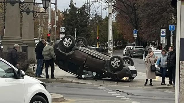 Кола се обърна по таван на Орлов мост (СНИМКА)