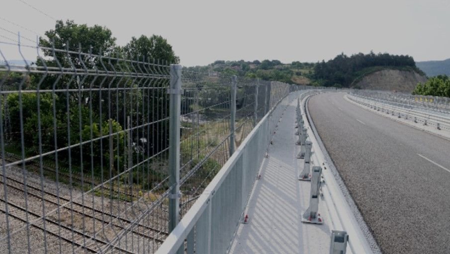 Жители на Мездра на протест, искат директен достъп до имотите им