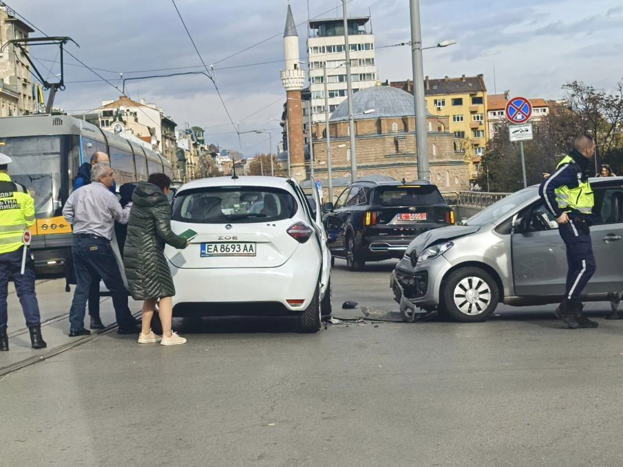 Две коли се удариха в центъра на София, движението е затруднено (СНИМКИ)