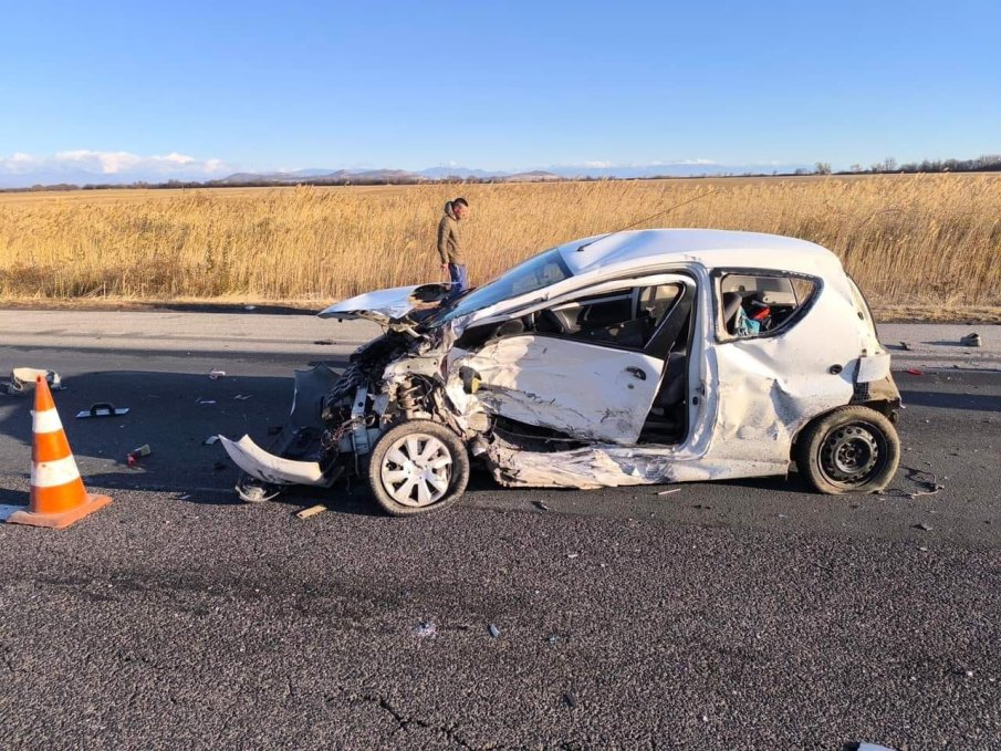 С месец стаж зад волана: 18-годишен шофьор предизвика катастрофа с ранени