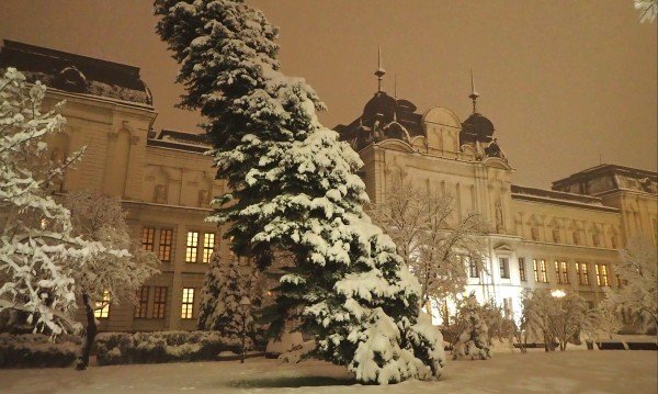 Сняг и силен вятър в София, във Враца го закъсаха след бурята