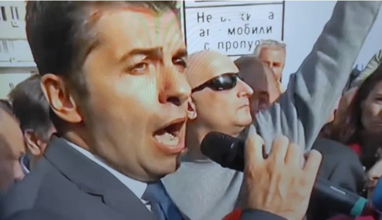 И ТОВА ДОЖИВЯХМЕ! Киро се изтъпани пред таксиджиите, крещи на микрофона: С вас сме, колеги