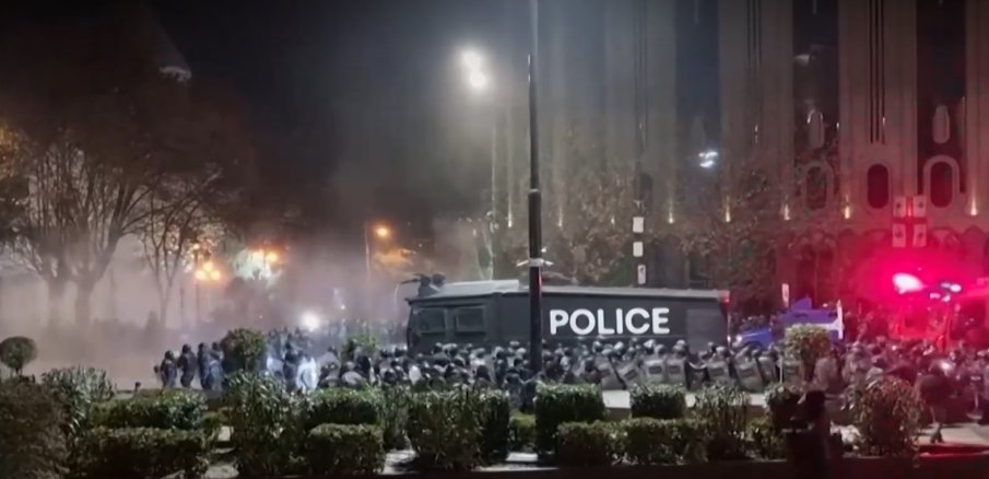 Хиляди на протест в Грузия след замразяване на преговорите с ЕС