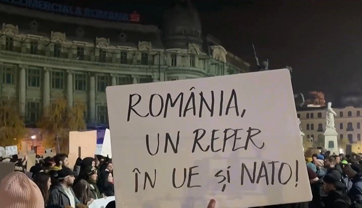 Протести в Букурещ срещу спечелилия първия тур на президентския вот Калин Джорджеску