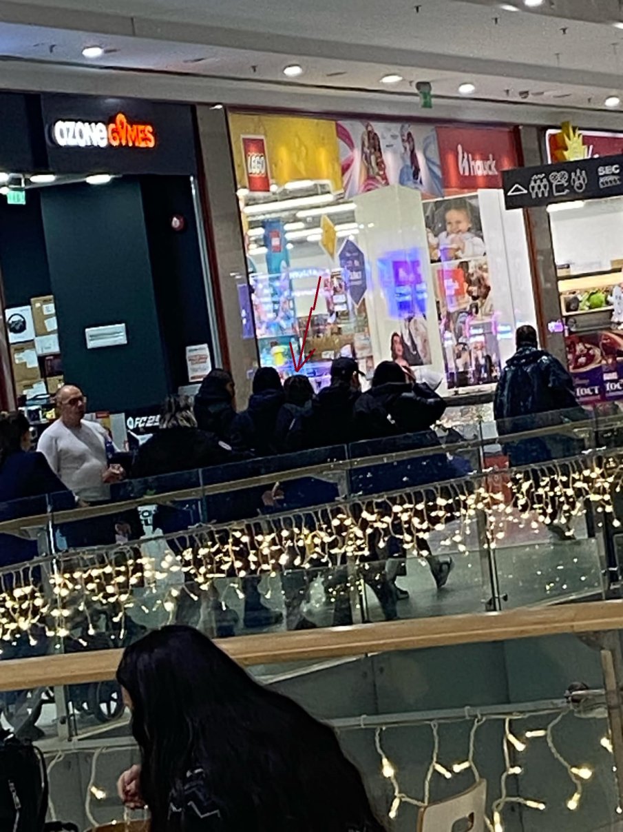 САМО В ПИК! В мол Парадайс се размърдаха: Охраната задържа нарушители, полиция пази на входа откъм метрото (СНИМКИ)