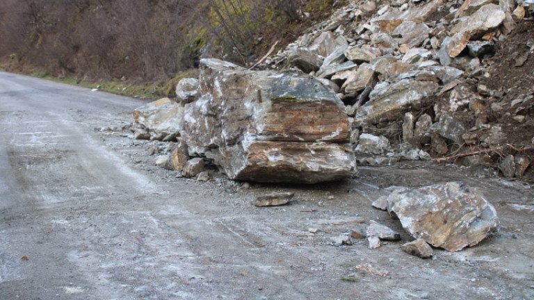 Скала се срина в дефилето край Симитли, движението е затруднено