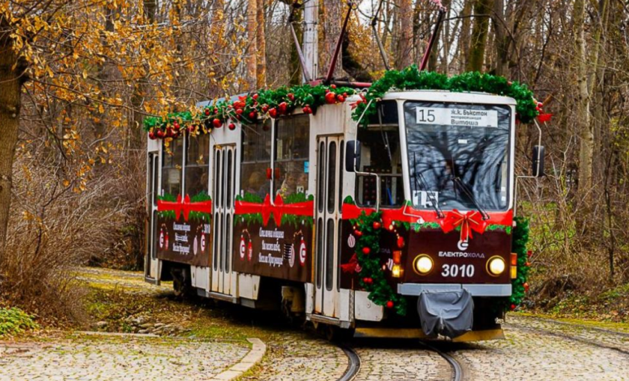 Украсиха за празниците трамваи, вижте по кои линии се движат