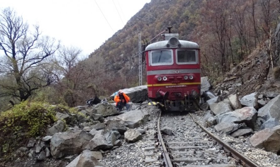 НА КОСЪМ: Машинист успя да избегне удар в скален къс, паднал върху жп релсите