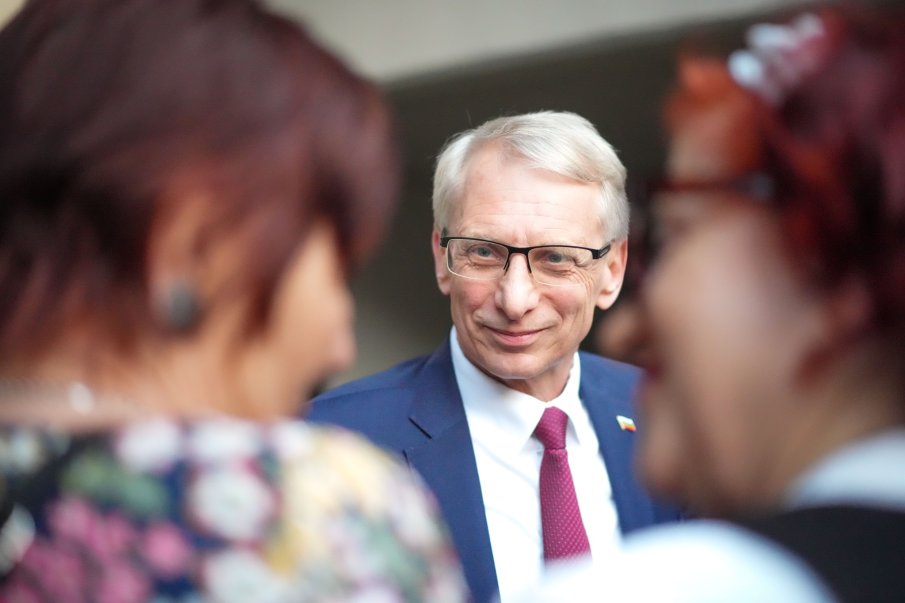 Денков мъцна с половин уста: Не си говорим с ДБ