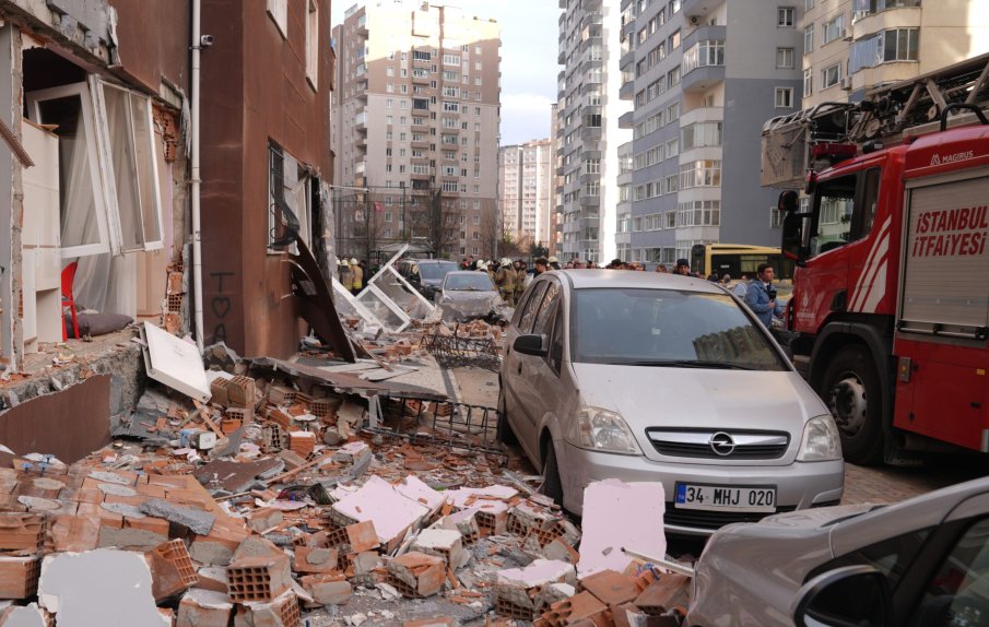 БЕДА У КОМШИИТЕ: Взрив в 14-етажна жилищна сграда в Истанбул: Има загинал и няколко ранени (ВИДЕО)
