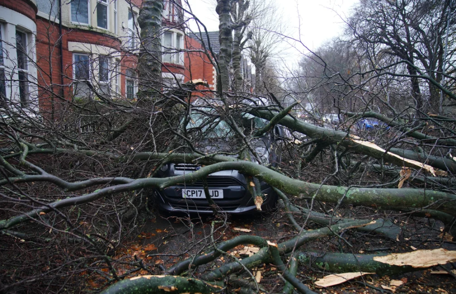 Две са вече жертвите на бурята Дара във Великобритания