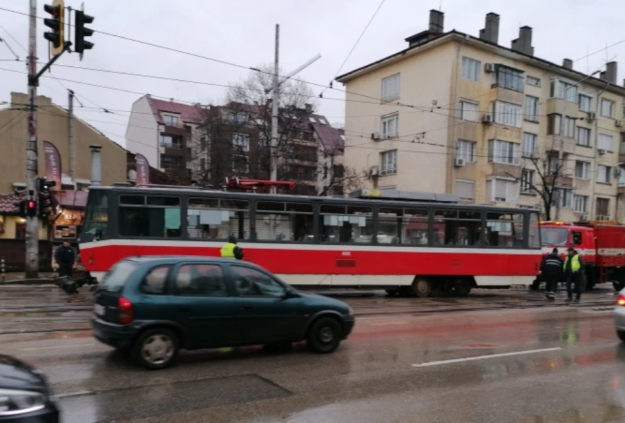 Трамвай излезе от релсите, блокира голям булевард