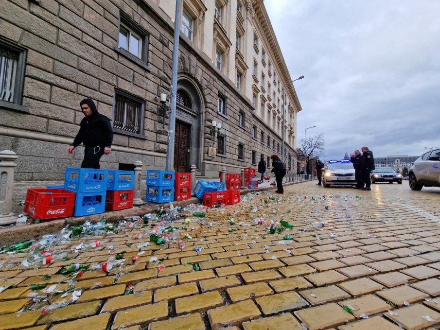 Бус изсипа каси стъклени бутилки пред Народното събрание
