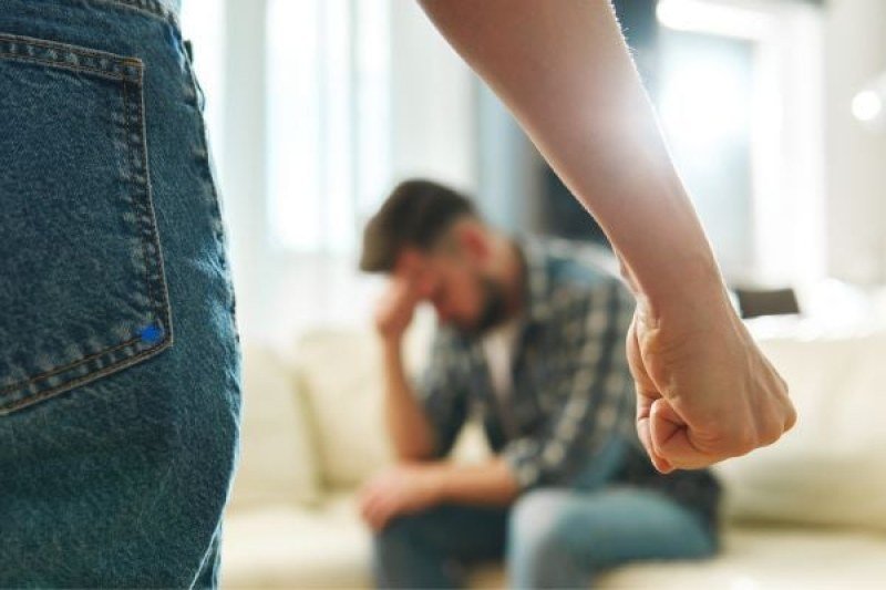 ЛЮБОВТА НА ВИНКЕЛО: Жена преби приятеля си в Перник, арестуваха я