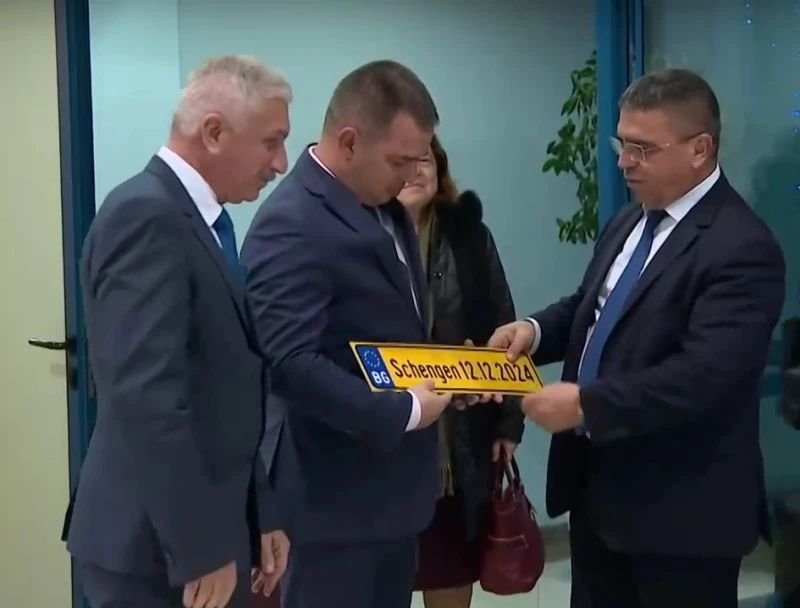 Вътрешният министър се завърна от Брюксел с табела Шенген