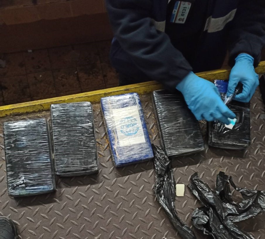 Полицията разкри скривалище с кокаин в паркирана кола в Благоевград