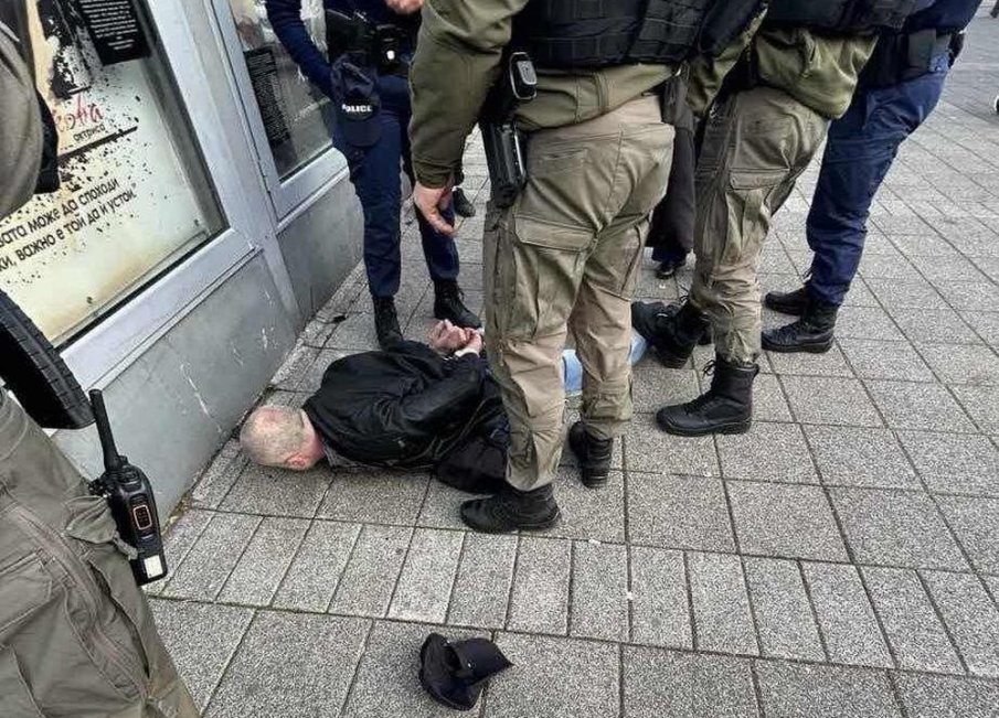 ЕКШЪН ПРЕДИ КОЛЕДА В БУРГАС: Криминално проявен си търсеше подарък, открадна почти кило злато (СНИМКИ)