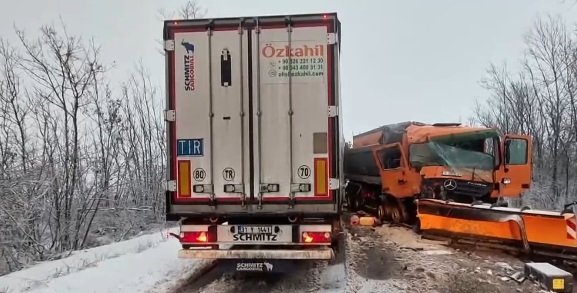 Тежка катастрофа между тир и снегорин затвори пътя Русе-Бяла