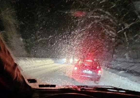 АД НА ПЕТРОХАН! Челен сблъсък между две коли блокира движението и предизвика километрични задръствания АД НА ПЕТРОХАН! Челен сблъсък между две коли блокира движението и предизвика километрични задръствания